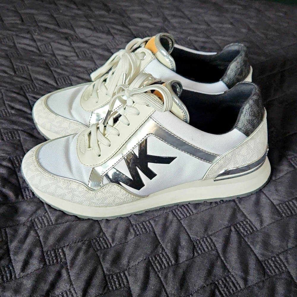 Michael Kors Maddy Two Toned Racer Logo size 7.5